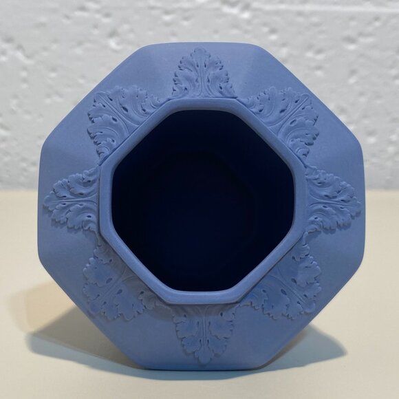 Wedgwood Blue Jasperware Posey Pot with White Motif - Picture 7 of 9